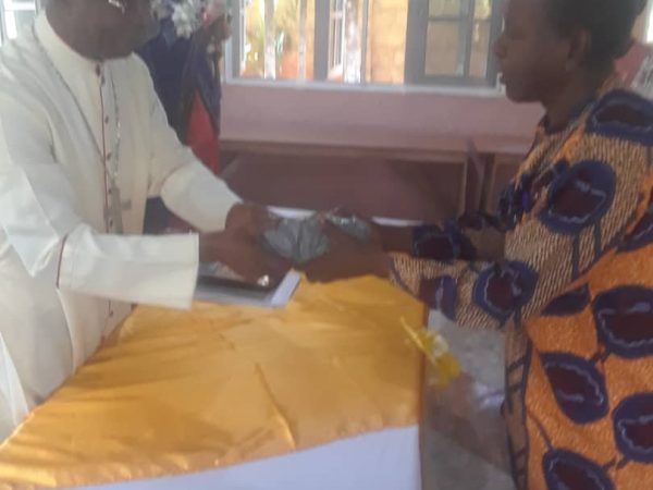 Ikabigbo community raises fund for family of hunter killed during rescue of Kidnapped priest