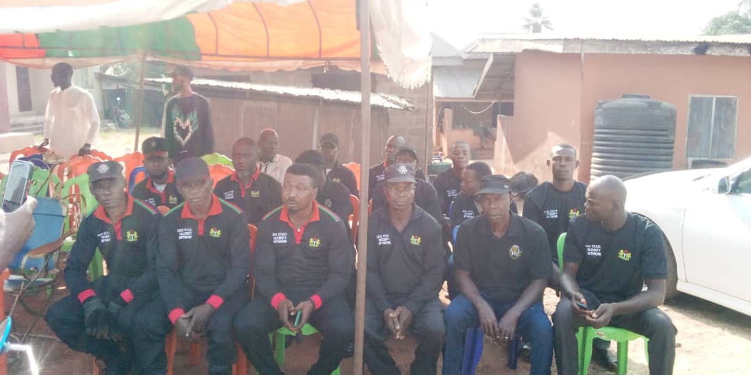 Ayogwiri community Procures security gadgets for Vigilantes Ayogwiri community Procures security gadgets for Vigilantes