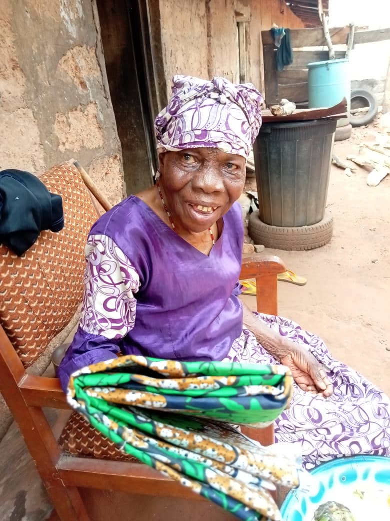 Afie Braimoh doles out goodies to PDP women in Owan East at yuletide