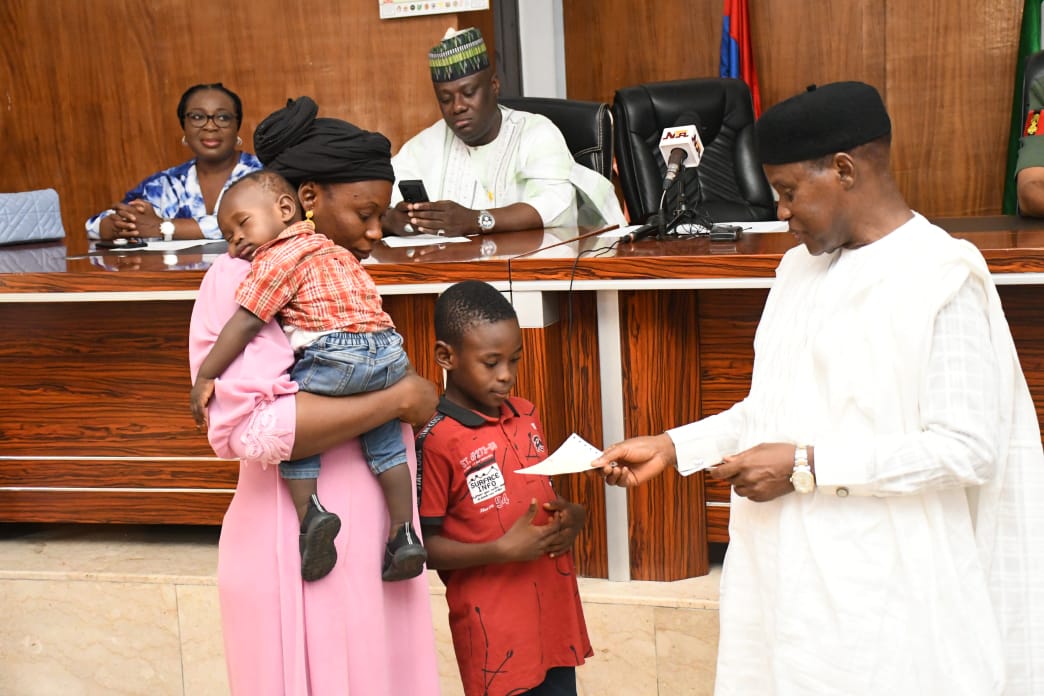 Defence Ministry presents N2.6b cheque to families of 804 deceased officers, men Defence Ministry presents N2.6b cheque to families of 804 deceased officers, men