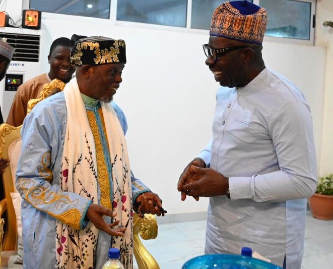 Obaseki breaks Ramadan Fast with Otaru of Auchi, lauds monarch for prayers, support for good governance