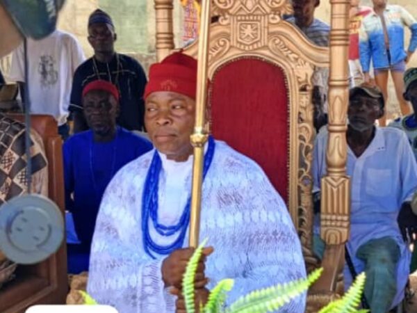 Edo Gov’t Restores Uneme Clan, Presents staff of office to Royal Father
