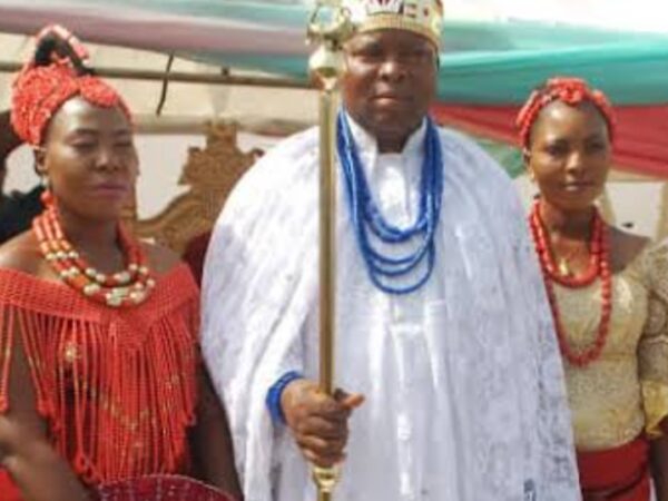 Edo Gov’t Restores Uneme Clan, Presents staff of office to Royal Father