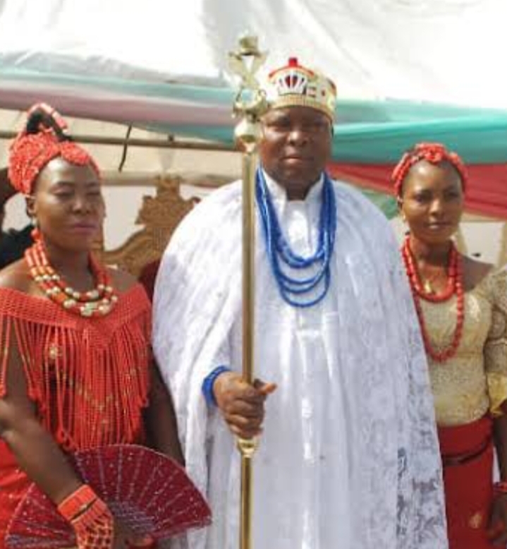 Edo Gov’t Restores Uneme Clan, Presents staff of office to Royal Father