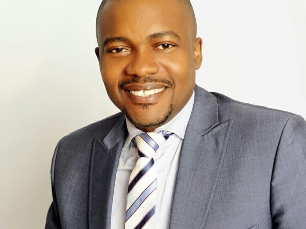 Esele donates 230 bags of rice to Edo community Esele donates 230 bags of rice to Edo community