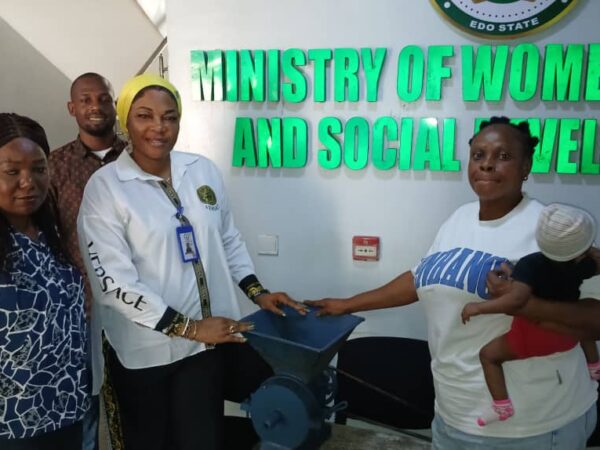 ‎Edo Government Empowers Vulnerable Mother with Grinding Machine