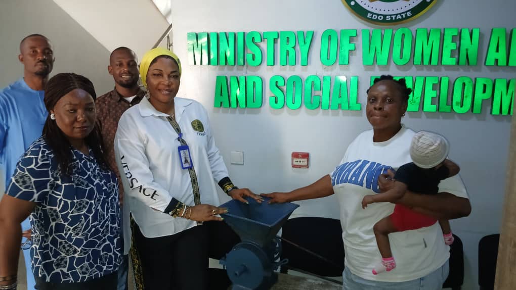 ‎Edo Government Empowers Vulnerable Mother with Grinding Machine